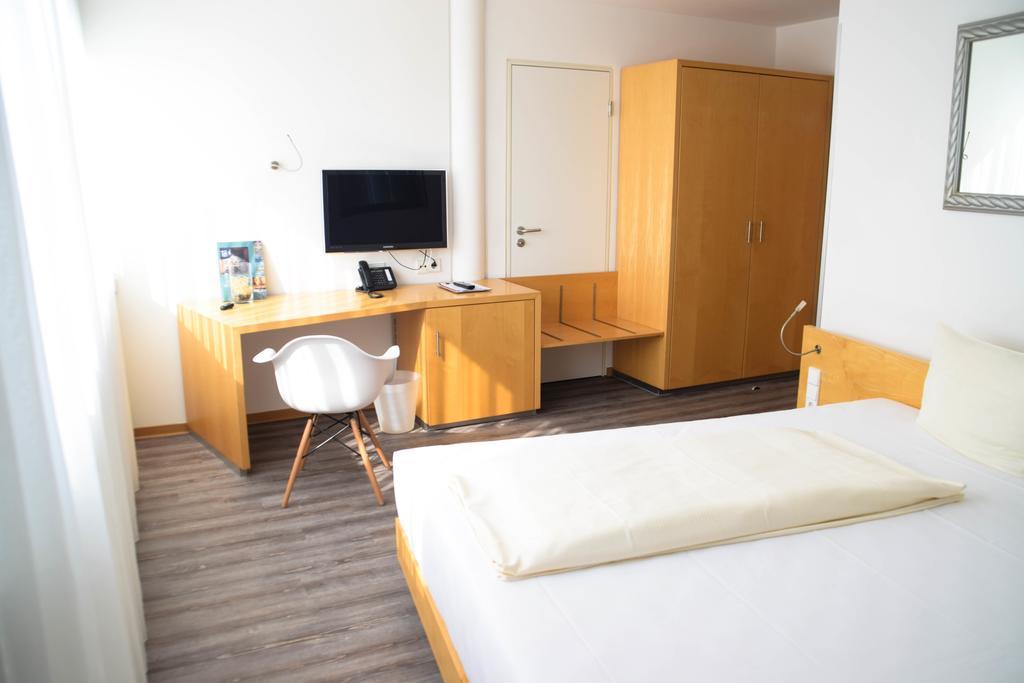 Cristall Hotel Waghäusel Exteriör bild